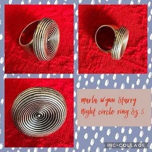 Marla Wynn NWOT circle ring. Gold tone/black. Size 5. Comes with gift box! 🎁